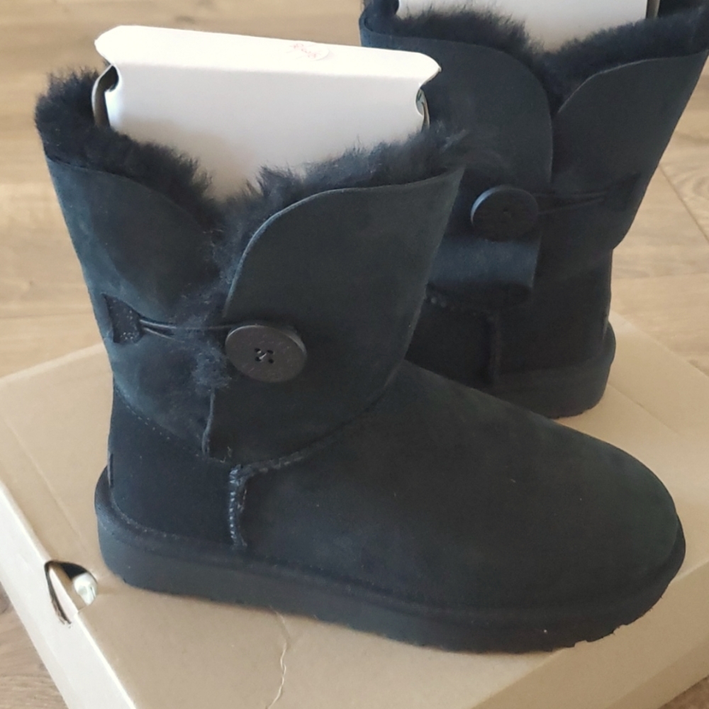 UGG Bailey Button II